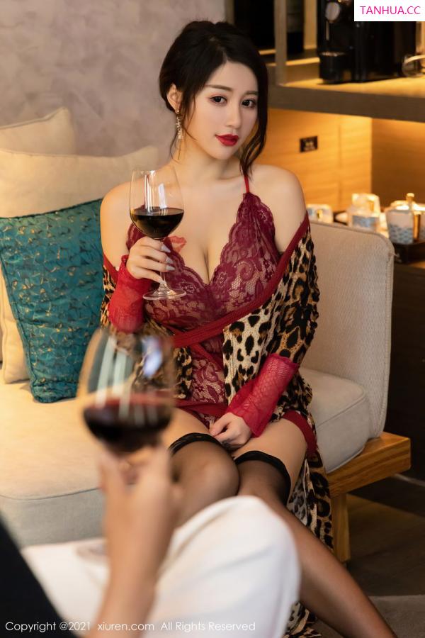 美七Mia  美七Mia的剧情主题 送瓶红酒到房间第39张图片